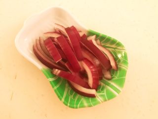 4、尖椒烧豆泡,紫皮圆葱切成丝