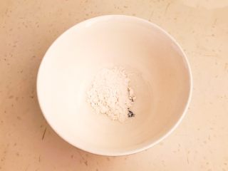 5、尖椒烧豆泡,把玉米淀粉放入碗里