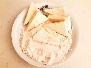 9、尖椒烧豆泡,把北豆腐放在面粉里，让豆腐均匀的裹上一层薄薄的面粉