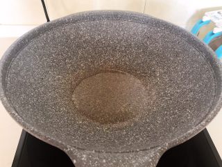 13、尖椒烧豆泡,炒锅烧热后加入1勺玉米油