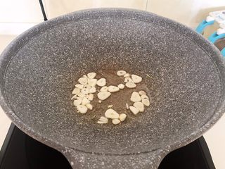 14、尖椒烧豆泡,油烧热后加入蒜片