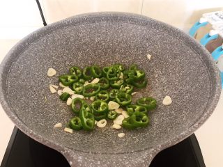 15、尖椒烧豆泡,炒出香味后加入辣椒圈