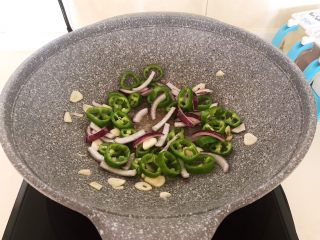 16、尖椒烧豆泡,翻炒均匀后加入紫皮圆葱丝