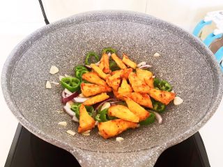 17、尖椒烧豆泡,翻炒均匀后加入煎好的豆腐块