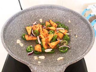 18、尖椒烧豆泡,翻炒1分钟