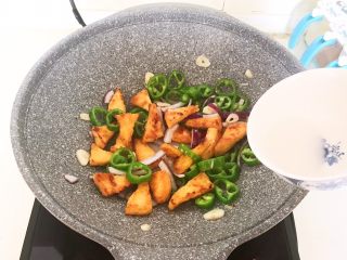 20、尖椒烧豆泡,倒入水淀粉