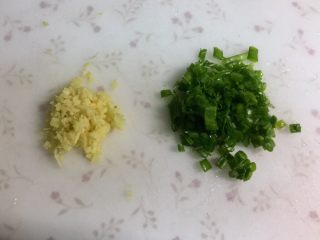 1、福建+酿豆腐,小葱洗净，切末；生姜去皮，切末。