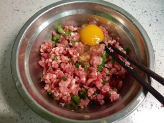 2、福建+酿豆腐,把葱姜末倒入肉末中，打入一个鸡蛋拌匀。