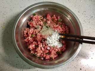 3、福建+酿豆腐,在肉馅中加入料酒、生抽、美极鲜味汁、胡椒粉、淀粉、盐拌匀。