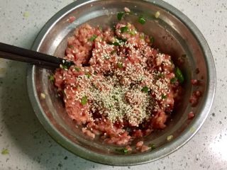 4、福建+酿豆腐,再加入白芝麻，继续搅拌。