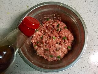 5、福建+酿豆腐,滴入香油， 顺时针搅拌上劲。