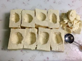 7、福建+酿豆腐,用挖球器或小勺在豆腐中间挖一个洞，不要挖透了。