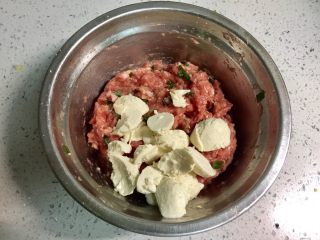 8、福建+酿豆腐, 把挖出来的豆腐加进肉馅里。
