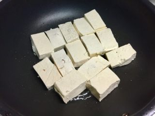 11、福建+酿豆腐,锅里放油，烧热，把酿豆腐肉馅朝下下入锅里煎，煎四五分钟表面金黄后，翻面。