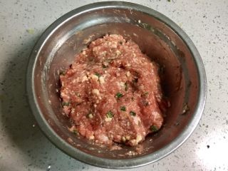 9、福建+酿豆腐,豆腐碾碎和肉馅拌匀。