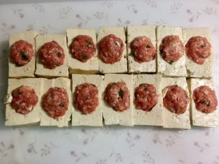 10、福建+酿豆腐,把肉馅酿入豆腐。