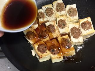 12、福建+酿豆腐,用半碗水、酱油、美极鲜味汁、耗油、糖调成碗汁，浇入锅中。