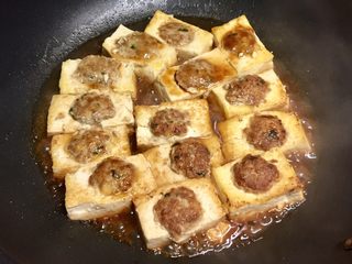 13、福建+酿豆腐,然后收汁，水份半干后即可出锅。