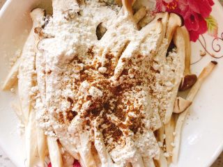 6、杏鲍菇吃出肉的味道-椒盐杏鲍菇,撒上孜然粉。