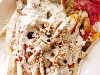 7、杏鲍菇吃出肉的味道-椒盐杏鲍菇,倒入1勺酱油、1勺半料酒。