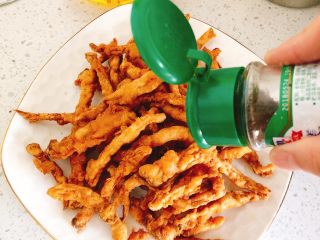 13、杏鲍菇吃出肉的味道-椒盐杏鲍菇,撒上适量椒盐。