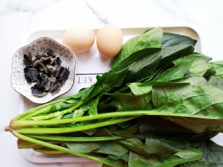 1、菠菜木耳炒鸡蛋,准备食材。