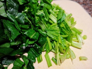 2、菠菜木耳炒鸡蛋,将菠菜洗净切成小段。