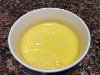 4、菠菜木耳炒鸡蛋,将鸡蛋打入碗中，加入适量盐和料酒搅匀。