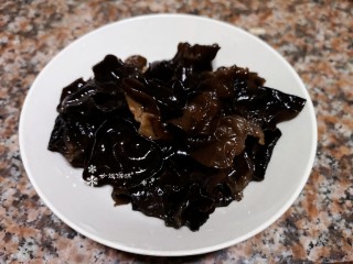 5、菠菜木耳炒鸡蛋,干木耳需提前泡发，然后加入适量淀粉搓洗干净再撕成小块。