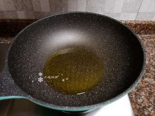 6、菠菜木耳炒鸡蛋,热锅倒油烧至八成热。