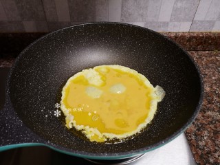 7、菠菜木耳炒鸡蛋,倒入蛋液定型后翻炒一下。