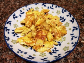 8、菠菜木耳炒鸡蛋,鸡蛋炒好后铲出。