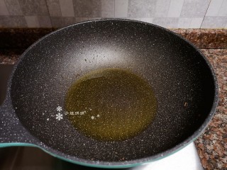 9、菠菜木耳炒鸡蛋,热锅再倒油烧至八成热。