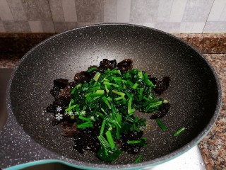 11、菠菜木耳炒鸡蛋,放入菠菜翻炒均匀。