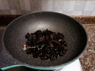 10、菠菜木耳炒鸡蛋,放入木耳翻炒片刻。