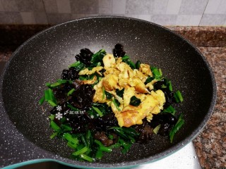 12、菠菜木耳炒鸡蛋,放入鸡蛋翻炒均匀。