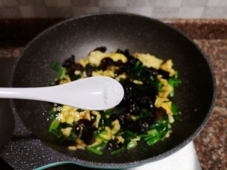 13、菠菜木耳炒鸡蛋,加入适量盐翻炒均匀。