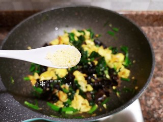 14、菠菜木耳炒鸡蛋,加入适量鸡精翻炒均匀即可出锅。