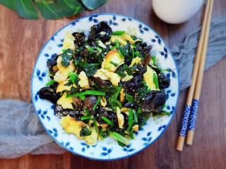15、菠菜木耳炒鸡蛋,清爽鲜美！