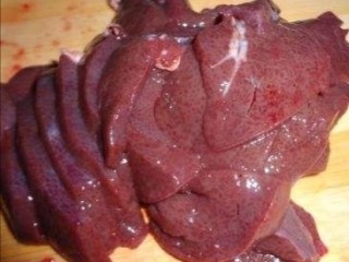 1、家常小炒之洋葱炒猪肝,首先将猪肝切成均匀的薄片，让后用水冲洗一下，去掉血水！控干水分！