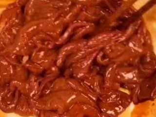 2、家常小炒之洋葱炒猪肝,将猪肝码味，适量盐、黄酒、生抽、搅拌均匀之后加入适量淀粉再次搅拌均匀备用！