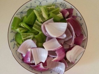 3、家常小炒之洋葱炒猪肝,青椒和洋葱切成如图所示的块！