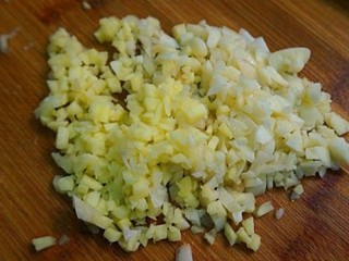 4、家常小炒之洋葱炒猪肝,生姜大蒜剁成姜蒜末，放入碗中备用！