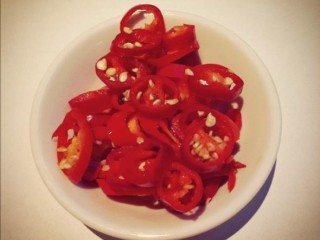 5、家常小炒之洋葱炒猪肝,小米辣切成这样的小圈！