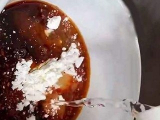 6、家常小炒之洋葱炒猪肝,兑料汁，干净碗中加入适量盐、生抽、鸡精、味精、黄酒、淀粉，再加适量清水搅拌均匀备用！