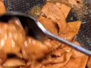 7、家常小炒之洋葱炒猪肝,开始制作，首先起锅烧油，七成油温倒入猪肝滑散定型即可捞出控油！