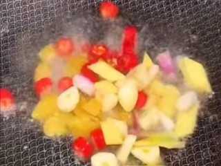 8、家常小炒之洋葱炒猪肝,锅留底油，下姜蒜小米辣炒香！