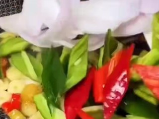 9、家常小炒之洋葱炒猪肝,炒香之后倒入准备好的青椒块和洋葱块，继续翻炒！