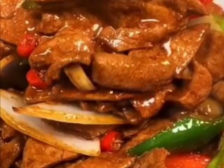 10、家常小炒之洋葱炒猪肝,将青椒洋葱块炒至断生之后即可倒入猪肝，再倒入调好的料汁，翻炒均匀之后即可起锅食用！