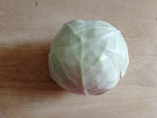 1、手撕包菜,包菜去掉老叶。